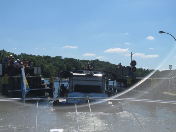 Die Drehbrcke in Malchow und einr, wohl im Sturm fortgesplte, Blechbaracke mit Hilfsmotor.