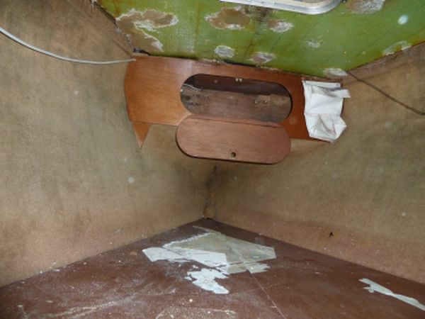 Vorschiffskoje nach dem Entfernen der Deckenverkleidung